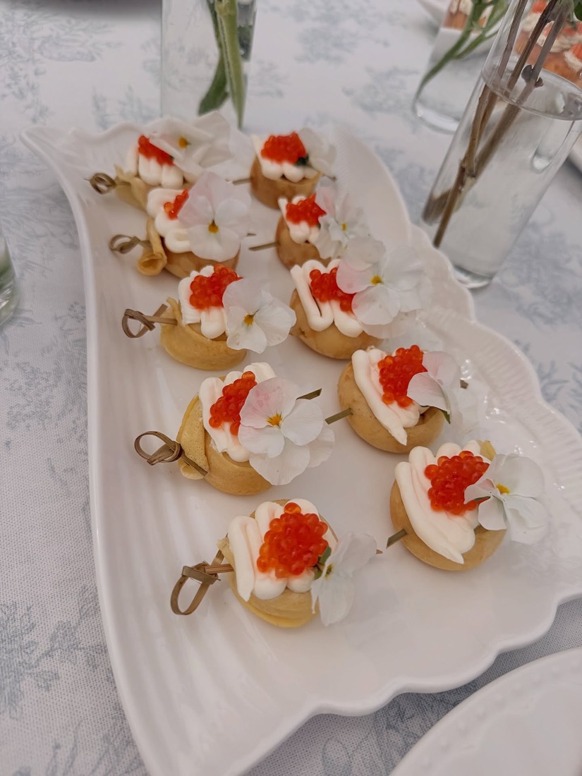 Bouchées avec fleurs comestibles